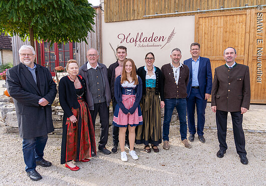 Bayerns Wirtschafts- und Tourismusminister Hubert Aiwanger besucht den Bio-Ferienhof Scheckenbauer