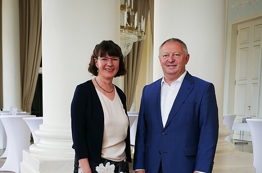 Vorsitzender Thomas Bold, Landrat und Geschäftsführerin Angelika Schäffer bei der Mitgliederversammlung 2023 in Ansbach