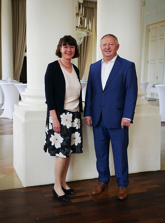 Vorsitzender Thomas Bold, Landrat und Geschäftsführerin Angelika Schäffer bei der Mitgliederversammlung 2023 in Ansbach