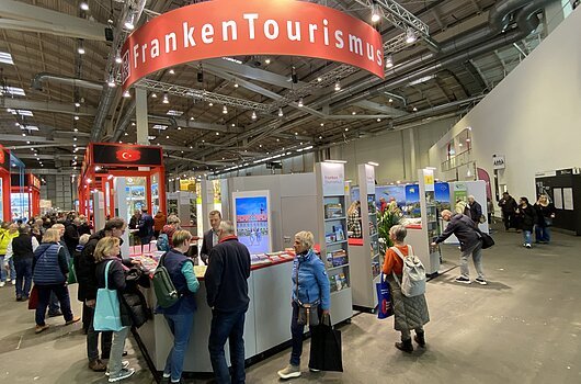 Interessierte Gespräche bei der Messe "Reisen & Caravaning" 2024 (Hamburg)