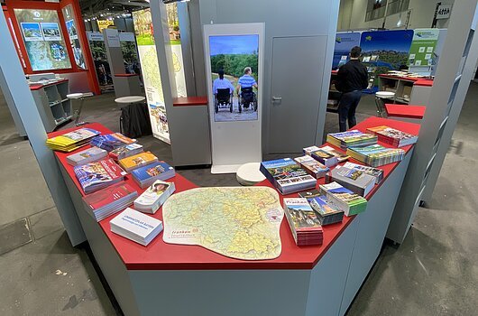 Prospektauslage bei der Messe "Reisen & Caravaning" 2024 (Hamburg)