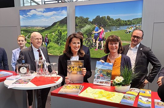 Im Gespräch mit Tourismusministerin Michaela Kaniber am Frankenstand bei der Messe f.re.e 2024 (München)