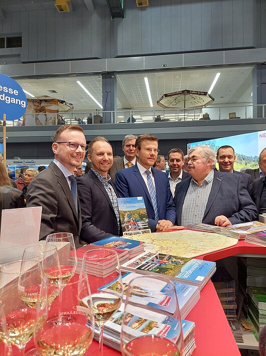 Im Gespräch mit OB Marcus König beim Messerundgang der Freizeitmesse 2024 (Nürnberg)