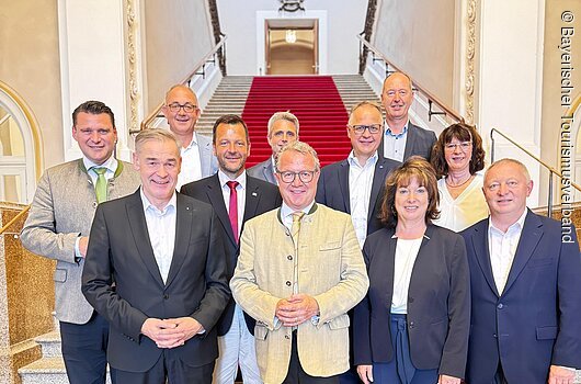 Die Gründungmitglieder mit Wahlleitung Thomas Holz, MdL
3.Reihe von links: Dr. Michael Braun, geschäftsführender Vorstand Tourismusverband Ostbayern, Frank Oette, Geschäftsführer Bay. Heilbäderverband, Oswald Pehel, Geschäftsführer Tourismus Oberbayern München e.V.
2.Reihe von links: Thomas Ebeling, Präsident Tourismusverband Ostbayern, Thomas Holz, MdL, tourismuspolitischer Sprecher der CSU-Landtagsfraktion, Klaus Fischer, Geschäftsführer Tourismusverband Allgäu/Bayerisch-Schwaben, Angelika Schäffer, Geschäftsführerin Tourismusverband Franken
1.Reihe von links: Peter Berek, stv. Präsident des Bayerischen Tourismusverbandes und Vorsitzender Bay. Heilbäderverband, Klaus Stöttner, Präsident des Bayerischen Tourismusverbandes und Präsident Tourismus Oberbayern München, Maria Rita Zinnecker, Vorsitzende Tourismusverband Allgäu/Bayerisch-Schwaben, Tomas Bold, Vorsitzender Tourismusverband Franken