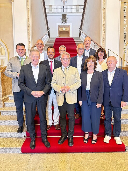 Gründung des Bayerischen Tourismusverbandes im Juli 2025 Die Gründungmitglieder mit Wahlleitung Thomas Holz, MdL
3.Reihe von links: Dr. Michael Braun, geschäftsführender Vorstand Tourismusverband Ostbayern, Frank Oette, Geschäftsführer Bay. Heilbäderverband, Oswald Pehel, Geschäftsführer Tourismus Oberbayern München e.V.
2.Reihe von links: Thomas Ebeling, Präsident Tourismusverband Ostbayern, Thomas Holz, MdL, tourismuspolitischer Sprecher der CSU-Landtagsfraktion, Klaus Fischer, Geschäftsführer Tourismusverband Allgäu/Bayerisch-Schwaben, Angelika Schäffer, Geschäftsführerin Tourismusverband Franken
1.Reihe von links: Peter Berek, stv. Präsident des Bayerischen Tourismusverbandes und Vorsitzender Bay. Heilbäderverband, Klaus Stöttner, Präsident des Bayerischen Tourismusverbandes und Präsident Tourismus Oberbayern München, Maria Rita Zinnecker, Vorsitzende Tourismusverband Allgäu/Bayerisch-Schwaben, Tomas Bold, Vorsitzender Tourismusverband Franken