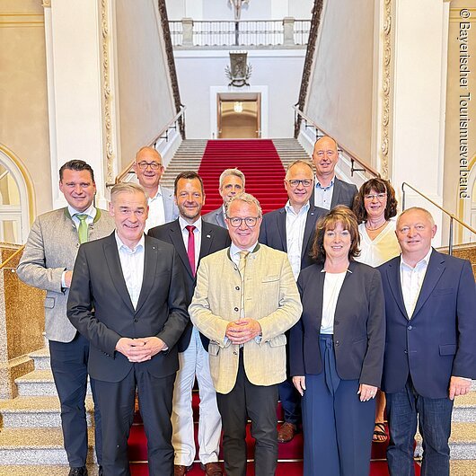 Die Gründungmitglieder mit Wahlleitung Thomas Holz, MdL
3.Reihe von links: Dr. Michael Braun, geschäftsführender Vorstand Tourismusverband Ostbayern, Frank Oette, Geschäftsführer Bay. Heilbäderverband, Oswald Pehel, Geschäftsführer Tourismus Oberbayern München e.V.
2.Reihe von links: Thomas Ebeling, Präsident Tourismusverband Ostbayern, Thomas Holz, MdL, tourismuspolitischer Sprecher der CSU-Landtagsfraktion, Klaus Fischer, Geschäftsführer Tourismusverband Allgäu/Bayerisch-Schwaben, Angelika Schäffer, Geschäftsführerin Tourismusverband Franken
1.Reihe von links: Peter Berek, stv. Präsident des Bayerischen Tourismusverbandes und Vorsitzender Bay. Heilbäderverband, Klaus Stöttner, Präsident des Bayerischen Tourismusverbandes und Präsident Tourismus Oberbayern München, Maria Rita Zinnecker, Vorsitzende Tourismusverband Allgäu/Bayerisch-Schwaben, Tomas Bold, Vorsitzender Tourismusverband Franken