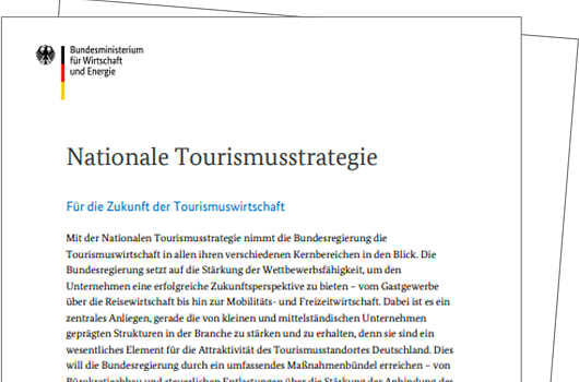 Titelblatt der Nationalen Tourismusstrategie des Bundesministeriums für Wirtschaft und Energie, Textauszug sichtbar.