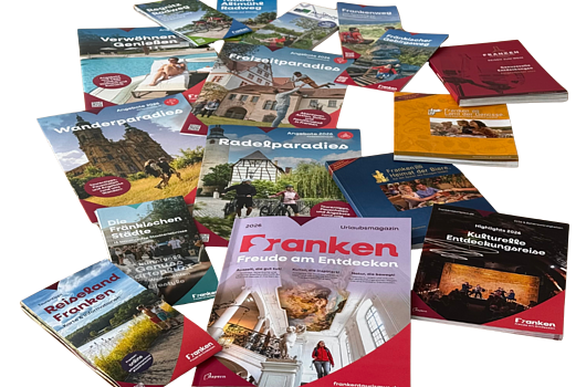 Prospektauswahl 2026 Mehrere Broschüren und Magazine zum Thema Franken Tourismus, Freizeit und Kultur liegen auf einem weißen Hintergrund.