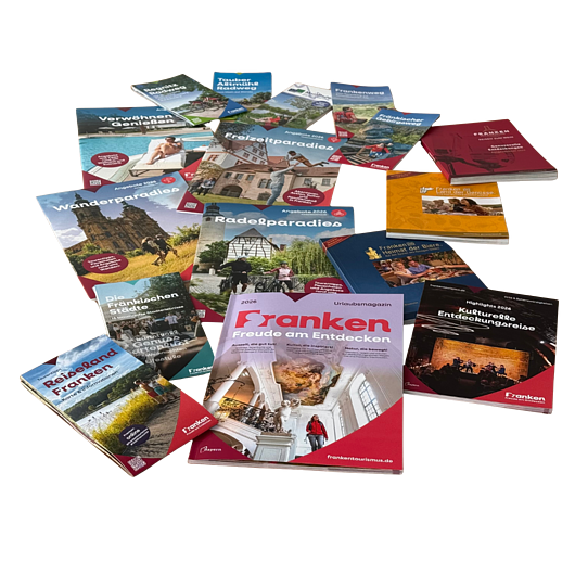 Mehrere Broschüren und Magazine zum Thema Franken Tourismus, Freizeit und Kultur liegen auf einem weißen Hintergrund.