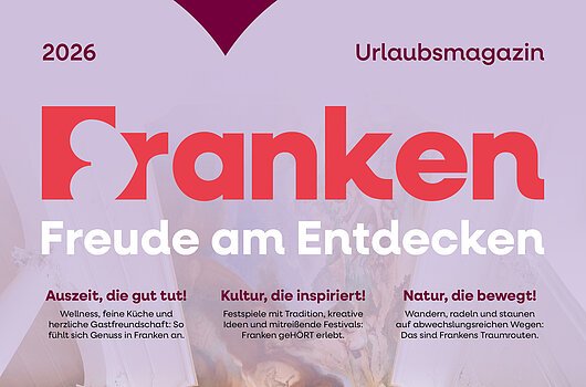 Cover-Seite mit Schriftzug "Franken Freude am Entdecken - Urlaubsmagazin" mit Bild einer Frau mit roter Jacke auf Treppe in barockem Gebäude mit Deckenfresko und Statue eines Putto