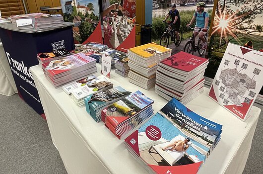 Informationsstände mit Broschüren und Bannern zur Region Franken und RegnitzRadweg in einer Halle