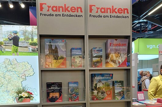 Angebotsvielfalt auf der Prospektstele am Franken-Stand bei der Freizeit-Messe Nürnberg 2026 Infostand mit Broschüren zu Freizeit, Rad- und Wanderwegen in Franken, Titel „Franken Freude am Entdecken“