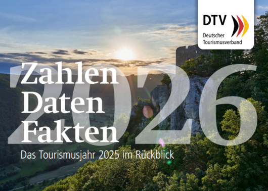 Landschaft mit Wald, Hügeln und Burgruine bei Sonnenuntergang, Text zu Tourismuszahlen 2026 und Logo Deutscher Tourismusverband