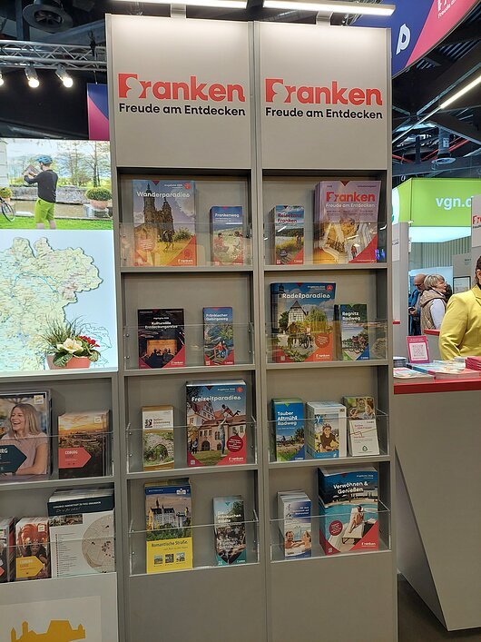 Infostand mit Broschüren und Flyern zur Region Franken mit dem Slogan „Freude am Entdecken“