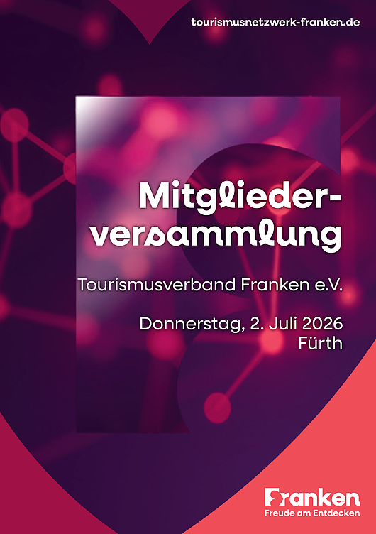 Text auf violett-rotem Hintergrund: Mitglieder-versammlung Tourismusverband Franken e.V. Donnerstag, 2. Juli 2026, Fürth, tourismusnetzwerk-franken.de, Logo Franken Freude am Entdecken.