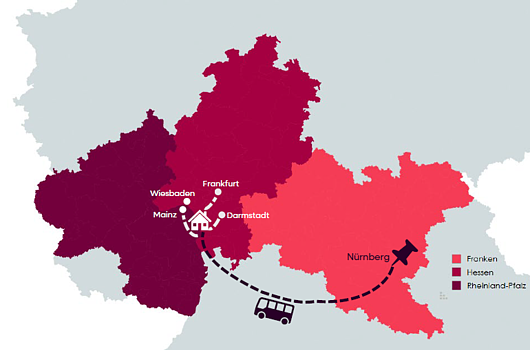 Route der FrankenTour A 2026 Karte mit Franken und den Bundesländern Hessen und Rheinland-Pfalz, markiert sind Frankfurt, Wiesbaden, Mainz, Darmstadt und Nürnberg mit Symbolen für Haus, Bus und Stecknadel.