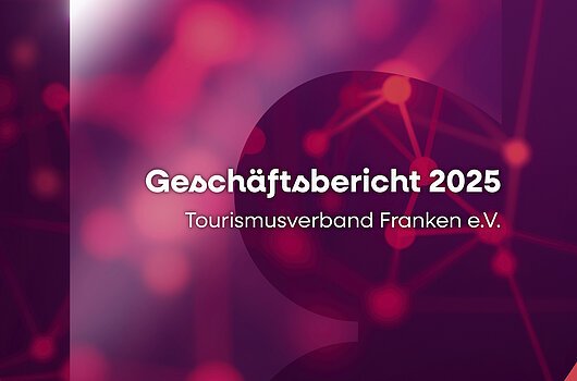 Titelblatt mit Text „Geschäftsbericht 2025 Tourismusverband Franken e.V.“ vor abstraktem rotem Netzwerk-Hintergrund