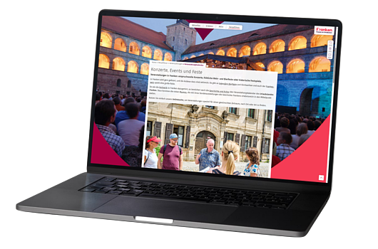 Ein Laptop zeigt eine Webseite mit Informationen zu Konzerten, Events und Festen in Franken.